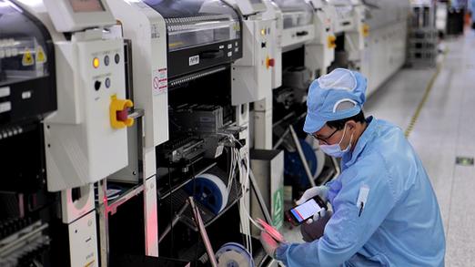 "智能工厂"内工人们扫码采集数据
